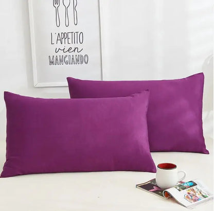 Un par de fundas de almohada de algodón de color puro