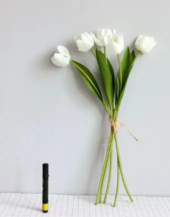 Decoración de habitación con tulipanes artificiales