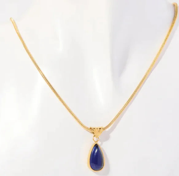 Collar de gota de agua del océano azul