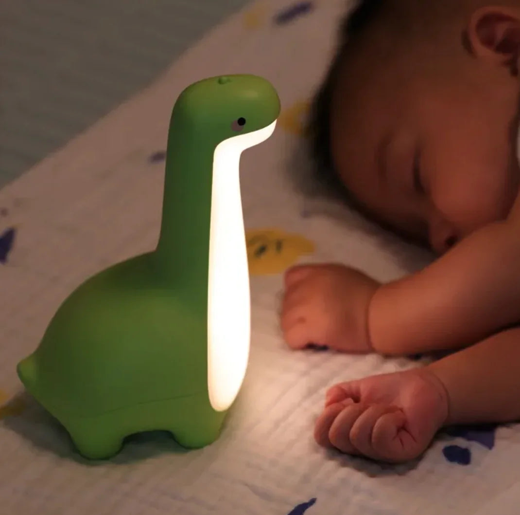 Luz nocturna de dinosaurio El brillo suave y delicado de la luz LED proporciona un ambiente reconfortante para tu pequeño mientras se queda dormido.