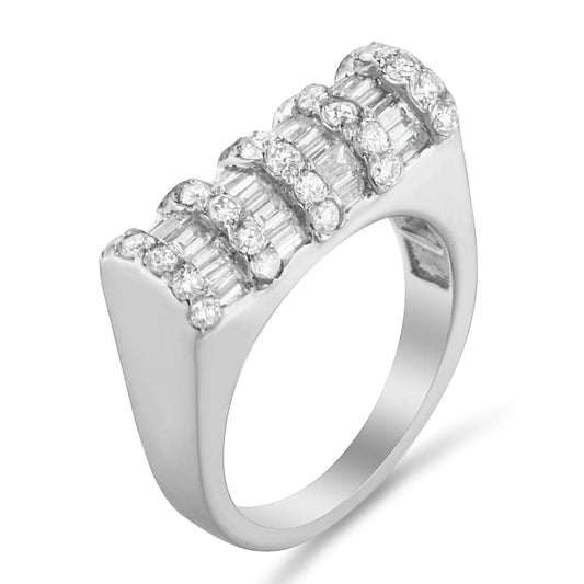 Anillo de oro blanco de 14 quilates con diamantes redondos y talla baguette de 1 7/8 ct (GH, SI2-I1)