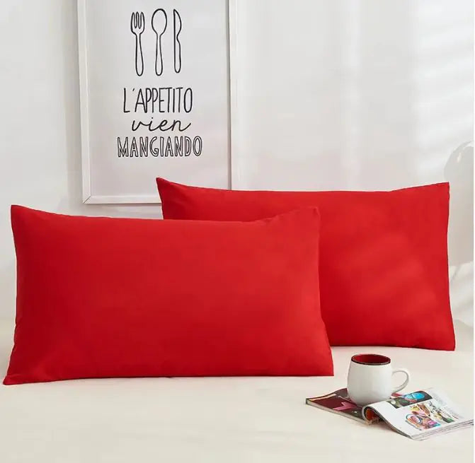 Un par de fundas de almohada de algodón de color puro