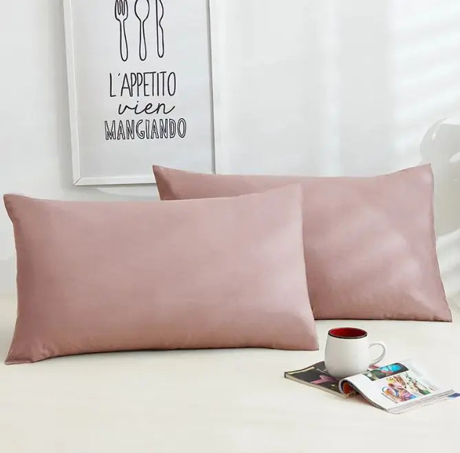 Un par de fundas de almohada de algodón de color puro