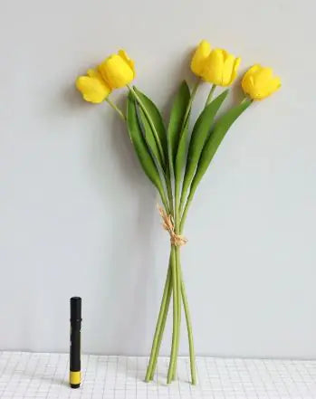 Decoración de habitación con tulipanes artificiales