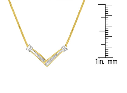 14K gult og hvitt gull 1/4 Cttw Princess Cut Diamond Channel-Set “V” form 18" anheng halskjede (HI farge, SI2-I1 Clarity)