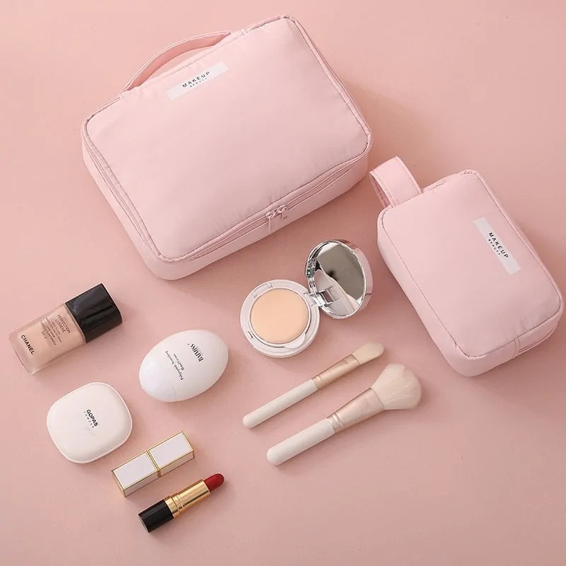 Organizador de bolsos de maquillaje Este elegante organizador cuenta con múltiples compartimentos y bolsillos para guardar tus pinceles de maquillaje, lápices labiales, delineadores de ojos y más.