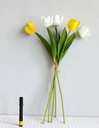 Decoración de habitación con tulipanes artificiales