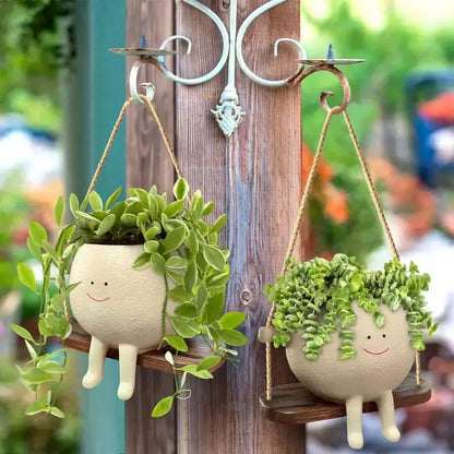 Maceta Swing Face, perfecta para exhibir tus plantas o flores favoritas, es un complemento versátil para cualquier habitación de tu hogar. Su diseño oscilante añade un toque de elegancia y alegría.