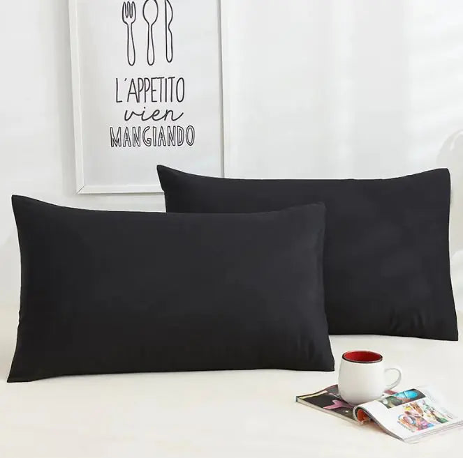 Un par de fundas de almohada de algodón de color puro