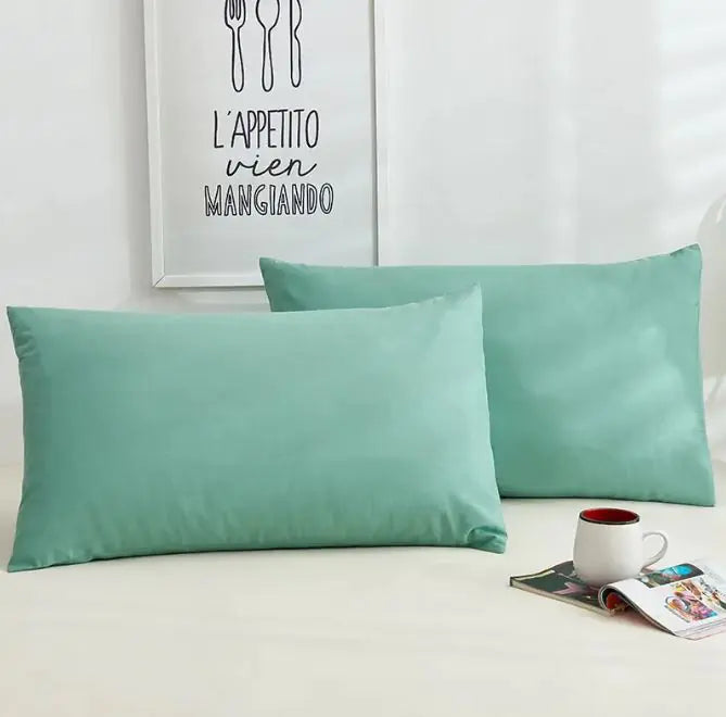 Un par de fundas de almohada de algodón de color puro