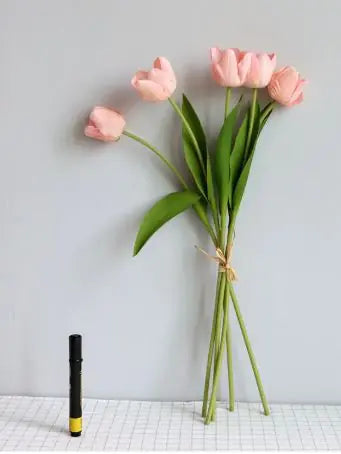 Decoración de habitación con tulipanes artificiales