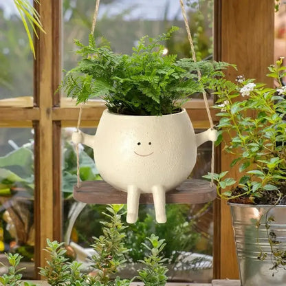 Maceta Swing Face, perfecta para exhibir tus plantas o flores favoritas, es un complemento versátil para cualquier habitación de tu hogar. Su diseño oscilante añade un toque de elegancia y alegría.