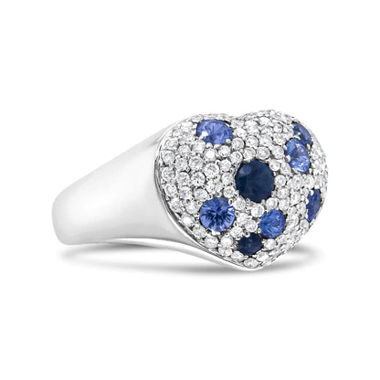 Anillo de oro blanco de 18 quilates con zafiro azul y diamantes de 5/8 quilates en forma de corazón (color FG, claridad VS1-VS2)