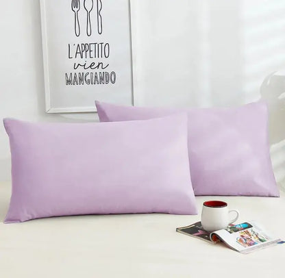 Un par de fundas de almohada de algodón de color puro