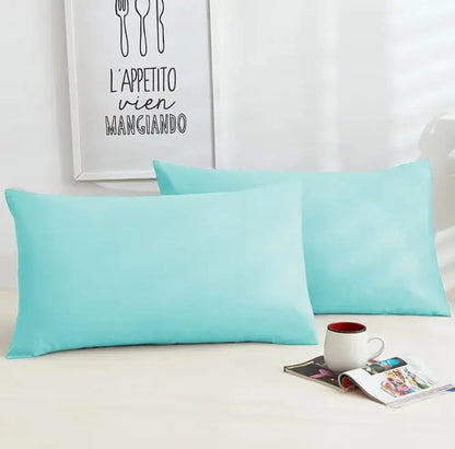 Un par de fundas de almohada de algodón de color puro