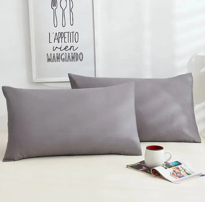 Un par de fundas de almohada de algodón de color puro