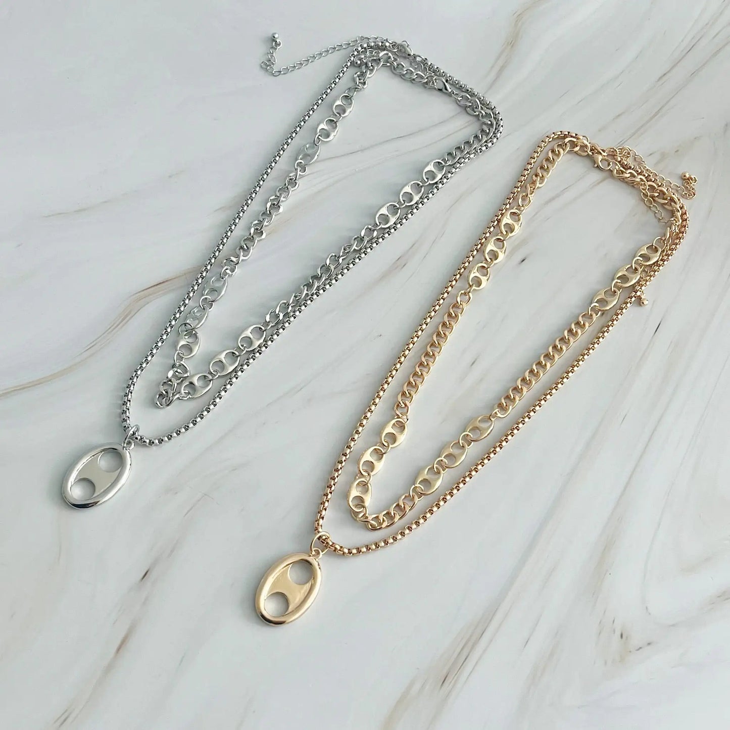 Conjunto de collar dorado con dije de botón