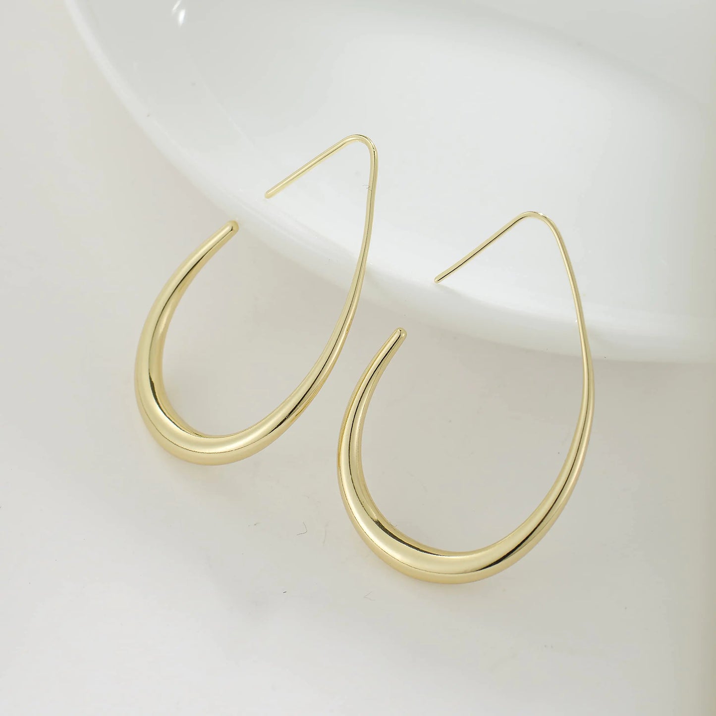 Aros ligeros con forma de lágrima para mujer: grandes aros ovalados con baño de oro blanco de 14 k, joyería llamativa y pulida.