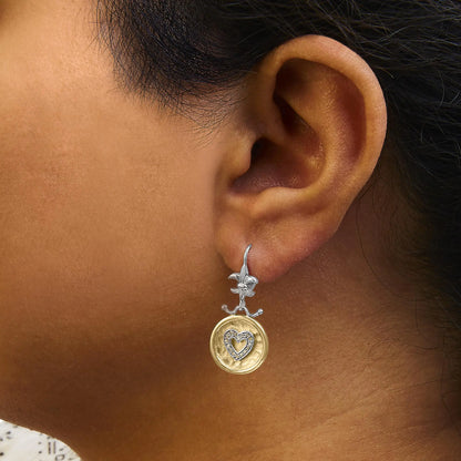 Aretes colgantes con medallón de corazón y diamantes de 1/8 quilates, chapados en oro amarillo de 18 quilates y acabado martillado (plata esterlina .925) (color IJ, claridad SI1-SI2)