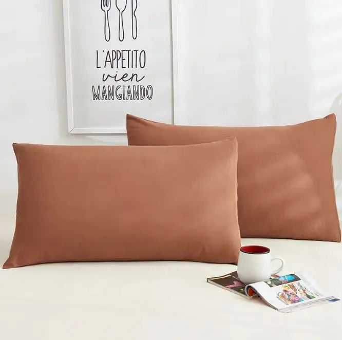 Un par de fundas de almohada de algodón de color puro