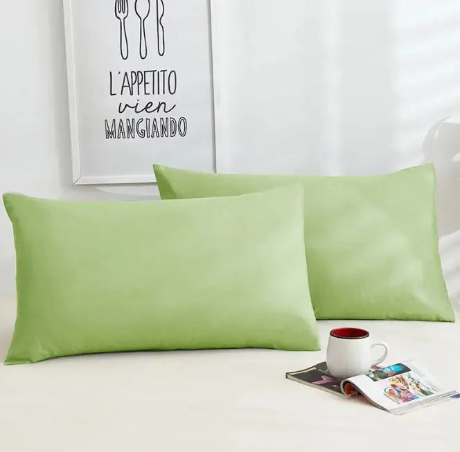 Un par de fundas de almohada de algodón de color puro