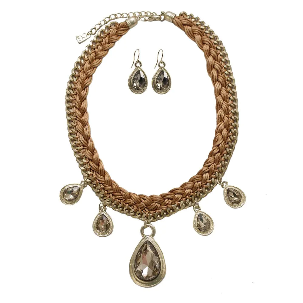 Conjunto de collar y pendientes de gotas