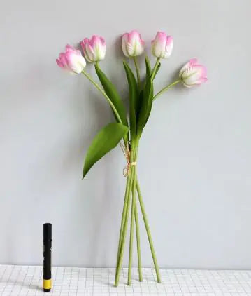 Decoración de habitación con tulipanes artificiales