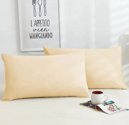 Un par de fundas de almohada de algodón de color puro