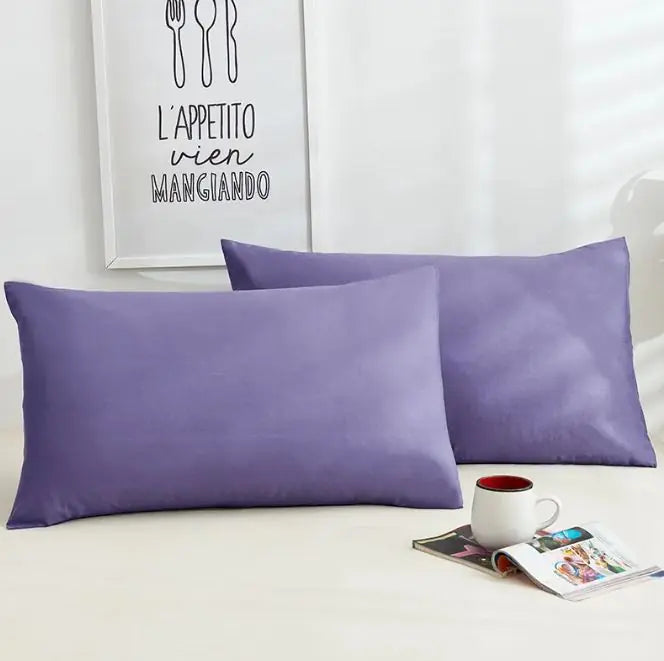 Un par de fundas de almohada de algodón de color puro