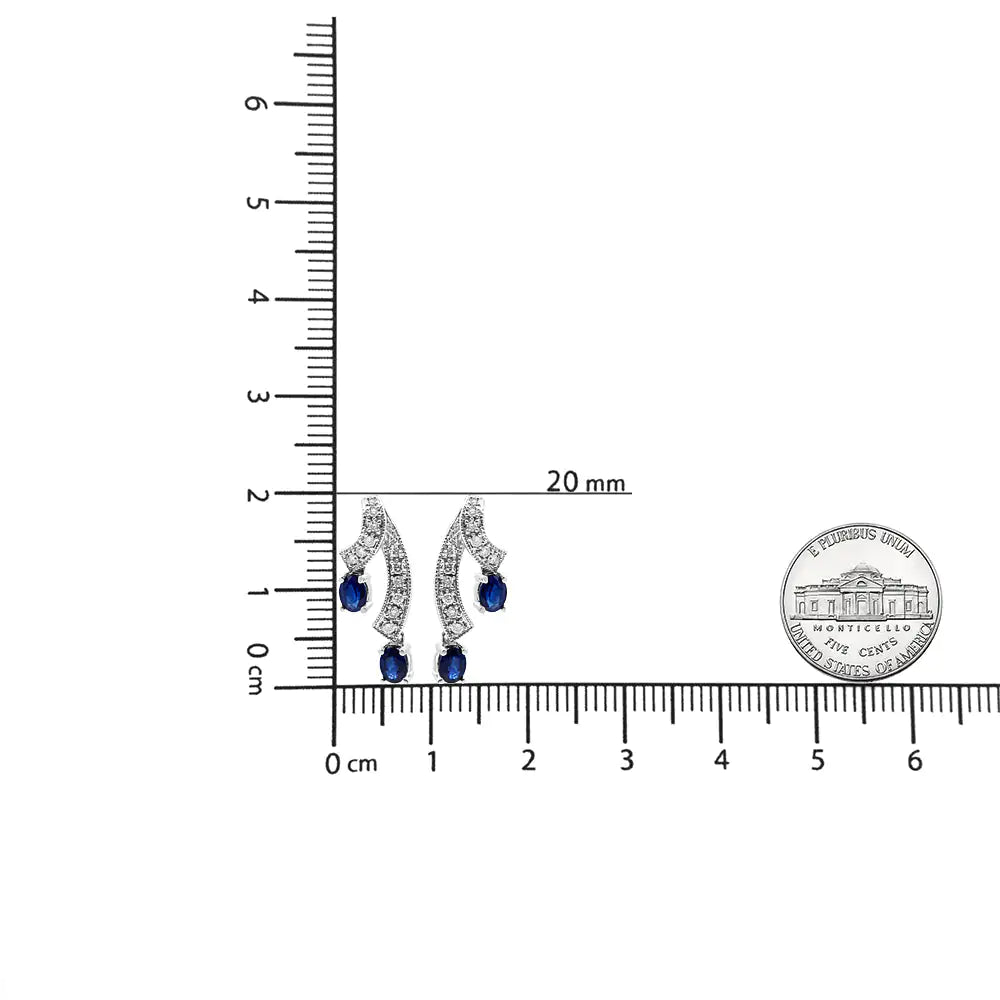 Aretes de oro blanco de 14 quilates con zafiro azul natural ovalado de 4 x 3 mm y diamante de 1/5 quilates de doble caída de 19 mm (color JK, claridad SI2-I1)