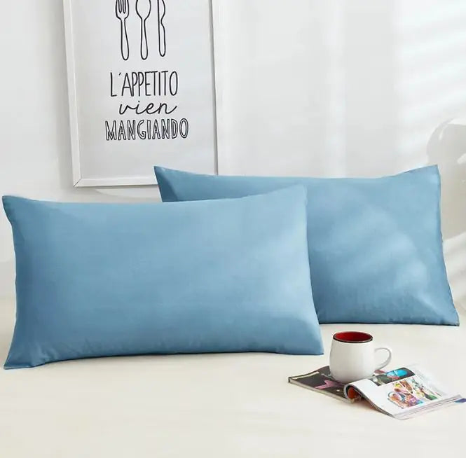 Un par de fundas de almohada de algodón de color puro