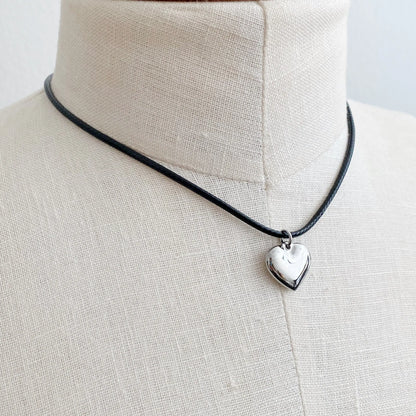 Collar con forma de corazón de cordón negro