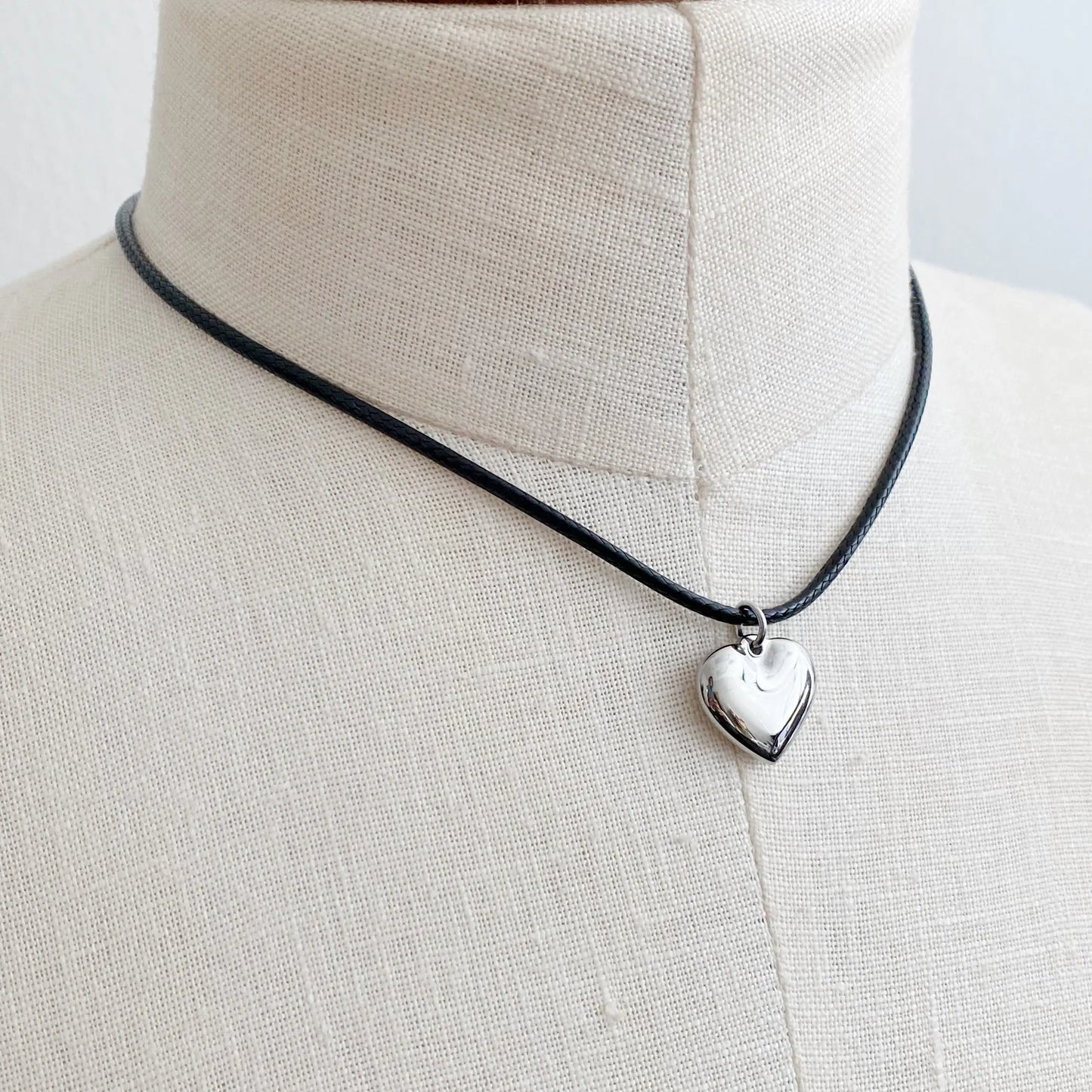 Collar con forma de corazón de cordón negro