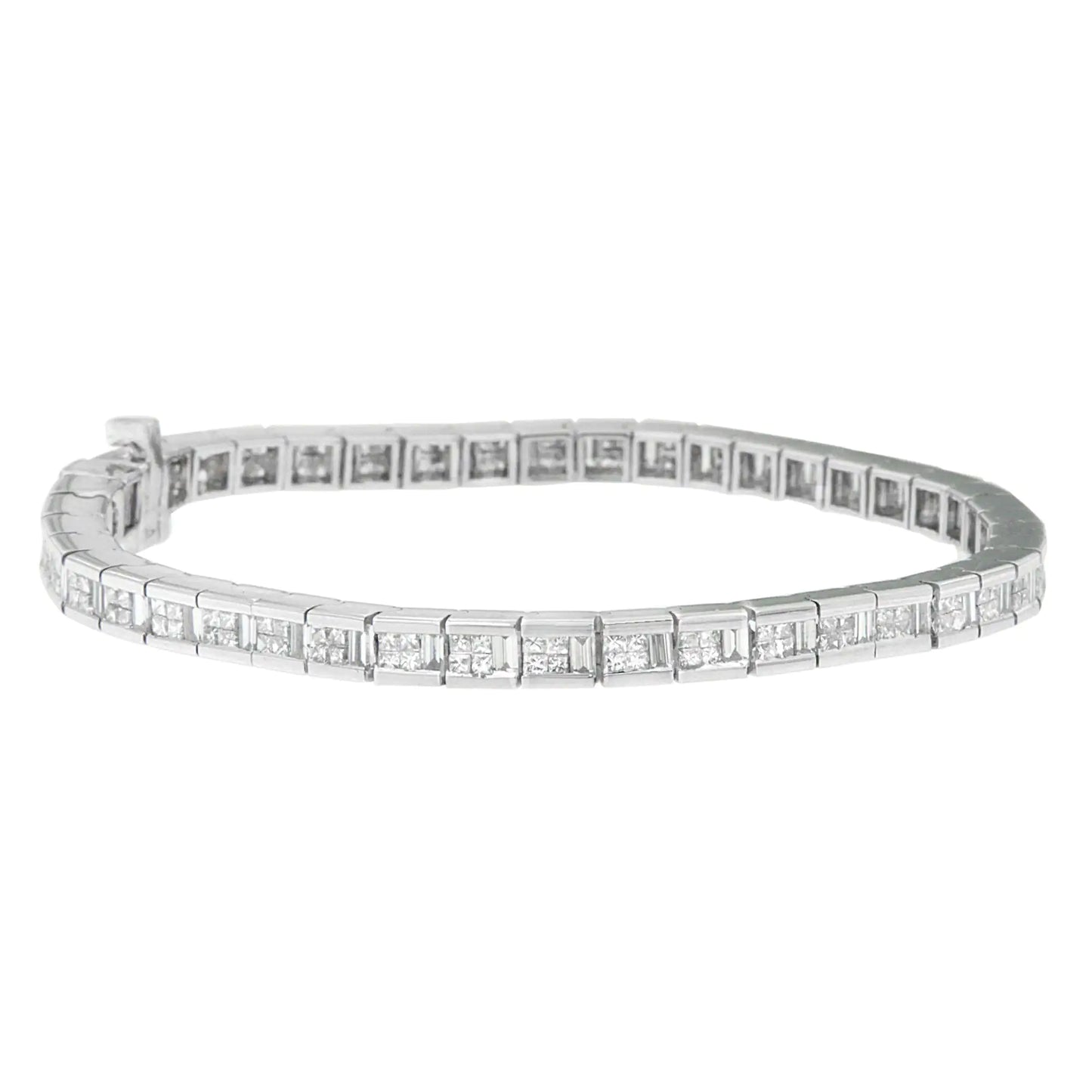 Pulsera de eternidad de diamantes de talla princesa y baguette en oro blanco de 14 quilates (4 3/8 cts, color GH, claridad VS1-VS2)