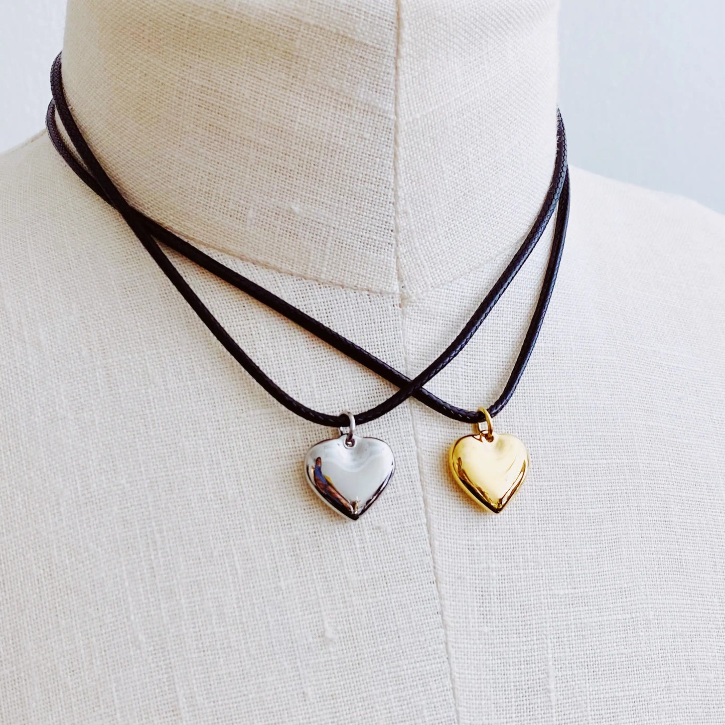 Collar con forma de corazón de cordón negro