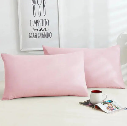 Un par de fundas de almohada de algodón de color puro