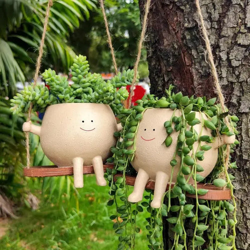 Maceta Swing Face, perfecta para exhibir tus plantas o flores favoritas, es un complemento versátil para cualquier habitación de tu hogar. Su diseño oscilante añade un toque de elegancia y alegría.