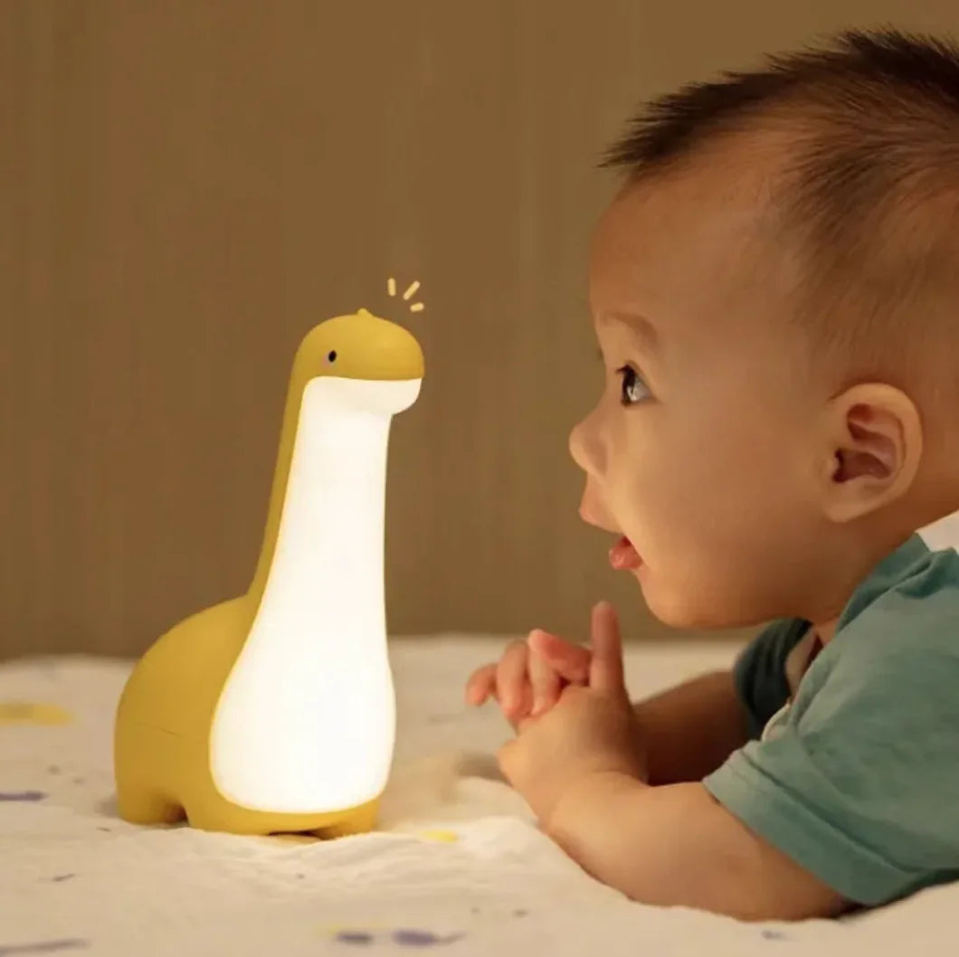 Luz nocturna de dinosaurio El brillo suave y delicado de la luz LED proporciona un ambiente reconfortante para tu pequeño mientras se queda dormido.