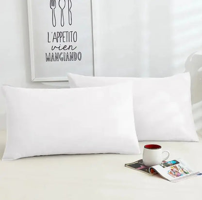 Un par de fundas de almohada de algodón de color puro