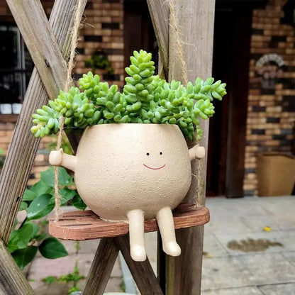 Maceta Swing Face, perfecta para exhibir tus plantas o flores favoritas, es un complemento versátil para cualquier habitación de tu hogar. Su diseño oscilante añade un toque de elegancia y alegría.