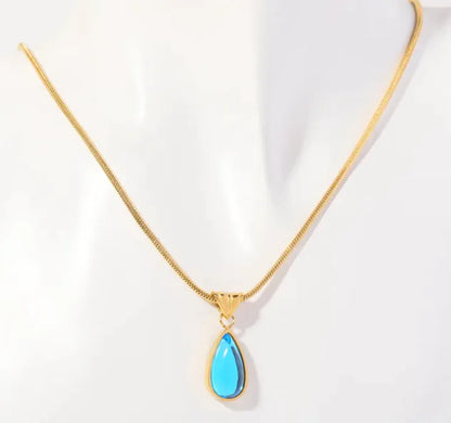 Collar de gota de agua del océano azul