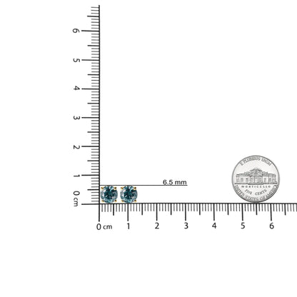 Aretes solitarios clásicos de oro de 14 quilates con diamantes azules cultivados en laboratorio de talla brillante redonda de 4 puntas y cierre de rosca.