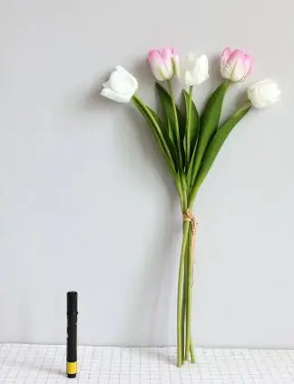 Decoración de habitación con tulipanes artificiales