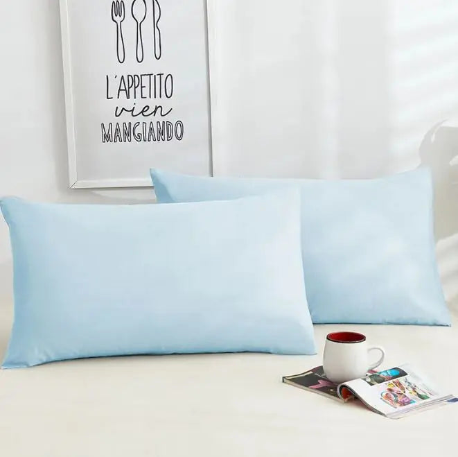 Un par de fundas de almohada de algodón de color puro