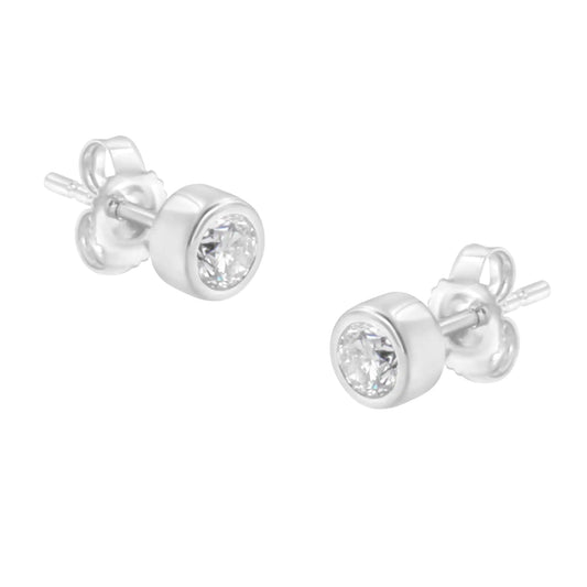 Aretes de oro de 10 quilates de 0,30 quilates con diamantes redondos de talla brillante casi incoloros engastados en bisel (color HI, claridad I1-I2)