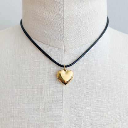 Collar con forma de corazón de cordón negro