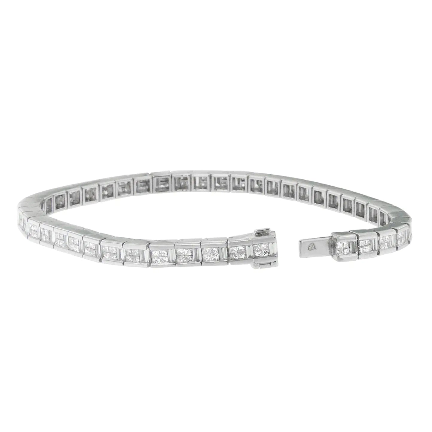 Pulsera de eternidad de diamantes de talla princesa y baguette en oro blanco de 14 quilates (4 3/8 cts, color GH, claridad VS1-VS2)