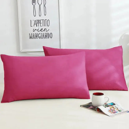 Un par de fundas de almohada de algodón de color puro